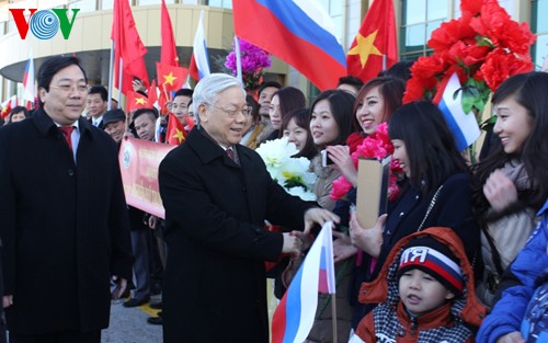 Party leader visits Vietnamese community in Russia - ảnh 2